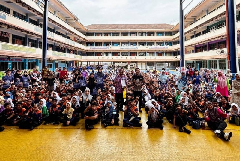 Sebahagian peserta yang menjayakan 'Projek Komuniti: Empowering SKBJ Community Through STEM & Food Safety Knowledge' di SK Bukit Jalil. Program anjuran UiTM Shah Alam itu berjaya memberi pendedahan awal berkaitan STEM dan Keselamatan Makanan kepada 850 murid menerusi pelbagai aktiviti serta eksperimen interaktif yang menyeronokkan.