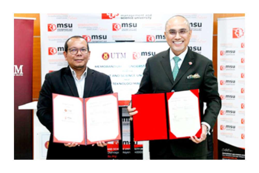 Mohd Shukri (kanan) bersama Mohd Shafry merakam detik bersejarah selepas meterainya MoU di antara MSU dengan UTM pada awal Julai.