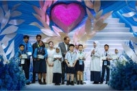 Anwar bersama isteri dan Xin Er (lima dari kiri) bersama murid-murid yang menerima sumbangan pada Majlis Sumbangan Khas Murid-Murid Wilayah Persekutuan, A Celebration Of Life and Peace oleh ERM Foundation.