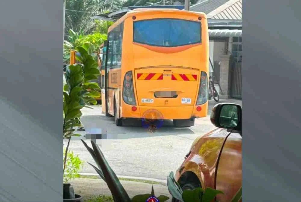 Selepas menurunkan murid terbabit, bas sekolah itu membelok ke Jalan Bunga Raya 3 sebelum dipercayai melanggar mangsa yang berada di sebelah kiri jalan.