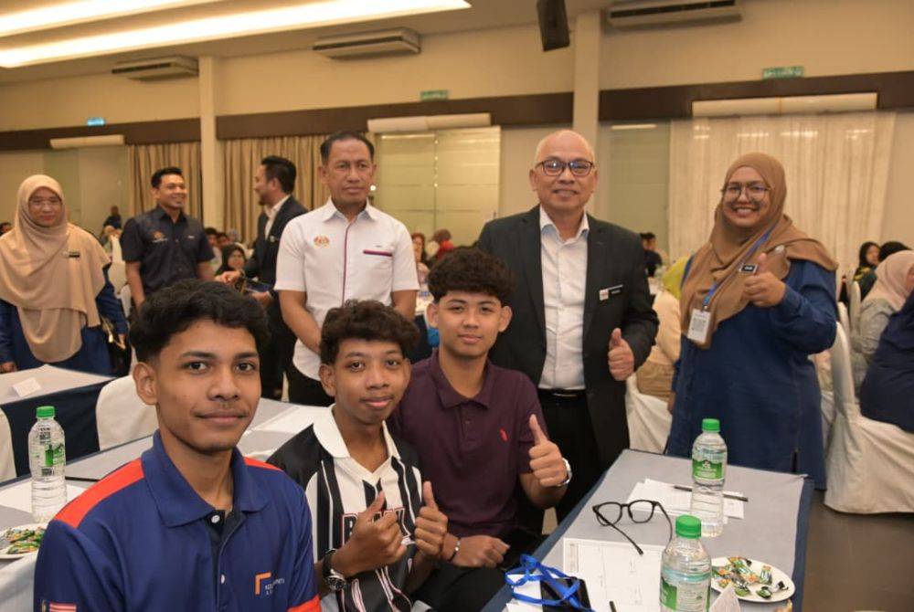Abdul Razak bersama sebahagian daripada 43 pasukan yang mengambil bahagian dalam pertandingan Innopreneur 4.0, yang menghimpunkan pelajar dengan pelbagai idea kreatif dan inovatif dalam bidang keusahawanan serta teknologi.