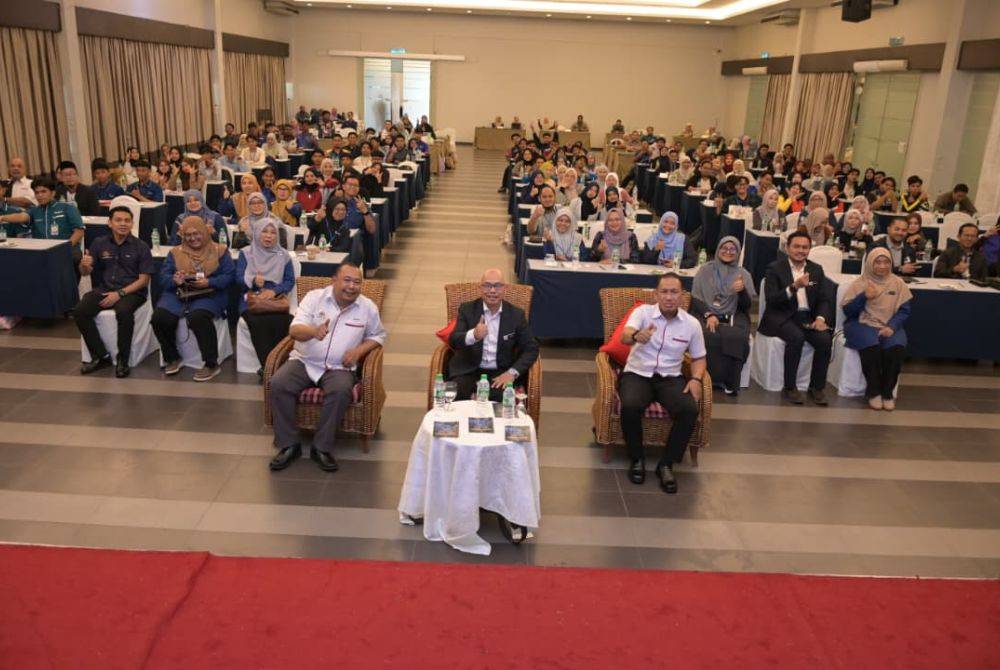 Kumpulan peserta Innopreneur 4.0 bersama Abdul Razak (tengah) selepas berakhirnya Program Innopreneur 4.0 Peringkat Kebangsaan 2026 baru-baru ini, yang menyaksikan penyertaan pelajar dari seluruh negara dengan pelbagai projek inovasi dan idea keusahawanan yang kreatif.