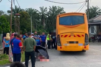 Murid lelaki berusia tujuh tahun maut selepas dipercayai dilanggar sebuah bas sekolah dalam kejadian di Jalan Bunga Raya 3, Taman Sri Lalang, Kluang. 