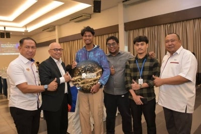 Abdul Razak (dua dari kiri) beramah mesra bersama peserta Innopreneur 4.0 di Bangi Golf Resort.