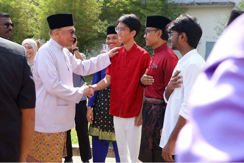 Anwar ketika hadir pada Temu Anwar bersama pelajar-pelajar Institut Pendidikan Guru (IPG) Kampus Pendidikan Teknik di Bandar Enstek.