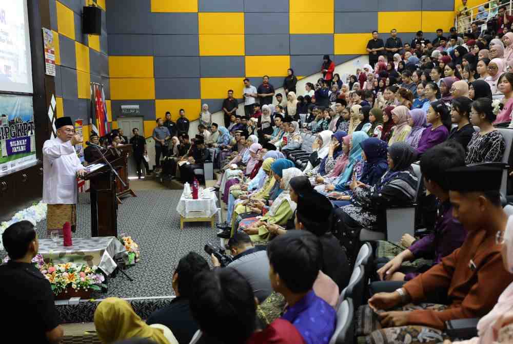 Anwar berucap pada Temu Anwar bersama pelajar-pelajar Institut Pendidikan Guru (IPG) Kampus Pendidikan Teknik di Bandar Enstek.