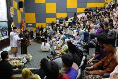 Anwar berucap pada Temu Anwar bersama pelajar-pelajar Institut Pendidikan Guru (IPG) Kampus Pendidikan Teknik di Bandar Enstek.