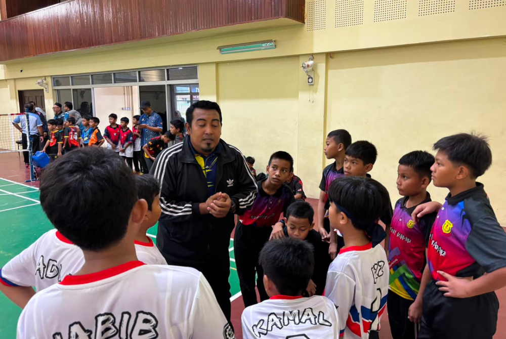 Kata-kata semangat dan strategi sebelum bertanding diberikan oleh Wahmizan.