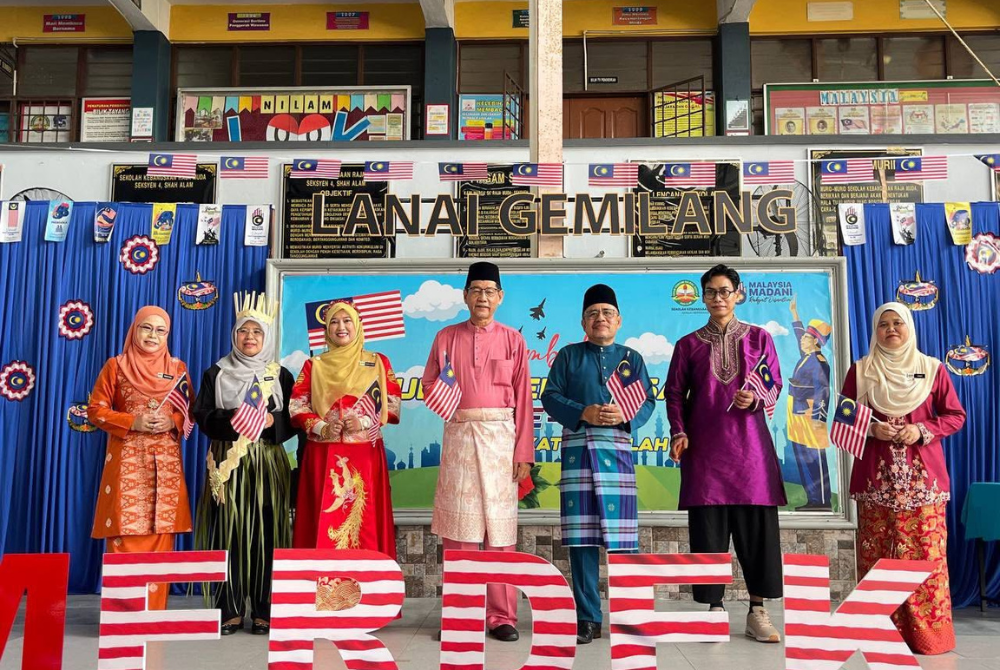 Meen (dua dari kanan) bersama barisan pentadbiran SK Raja Muda, Shah Alam sempena sambutan Hari Kebangsaan pada tahun lalu.