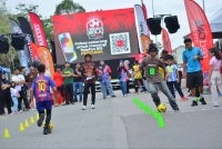 Para peserta menunjukkan kemahiran menggelecek bola dengan penuh yakin ketika pertandingan berlangsung di Restoran Hakim pada Ahad. 