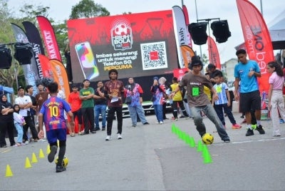 Para peserta menunjukkan kemahiran menggelecek bola dengan penuh yakin ketika pertandingan berlangsung di Restoran Hakim pada Ahad. 