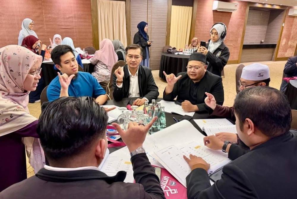 Sebahagian peserta yang mengikuti Kursus Kompetensi Pengajaran Quran Isyarat Tahap 1 anjuran USIM dengan kerjasama JAIS baru-baru ini.