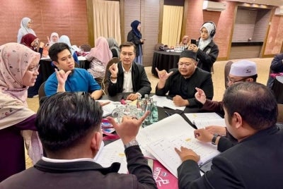 Sebahagian peserta yang mengikuti Kursus Kompetensi Pengajaran Quran Isyarat Tahap 1 anjuran USIM dengan kerjasama JAIS baru-baru ini.