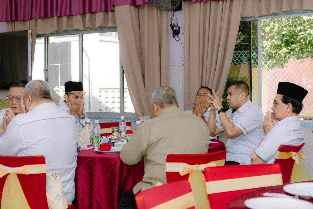 Antara tetamu yang hadir memeriahkan majlis persaraan Ustaz Ahmad Bakhtier di SMK Redang Panjang.