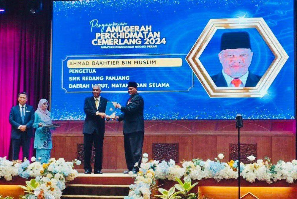 Ustaz Ahmad Bakhtier (kanan) menerima APC 2024 daripada Exco Pendidikan, Pengajian Tinggi, Belia dan Sukan Perak, Datuk Khairudin Abu Hanipah (dua dari kanan).
