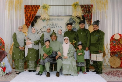 Ustaz Ahmad Bakhtier bersama isteri, Norfaiza Jusoh dan ahli keluarga yang datang meraikan majlis persaraannya pada Selasa. 
