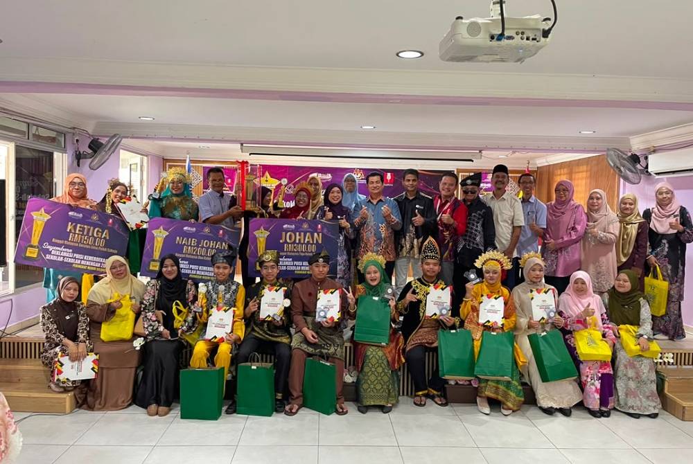 Para pemenang Pertandingan Akhir Sayembara Deklamasi Puisi Kemerdekaan Peringkat Negeri Selangor Tahun 2026 bersama hadiah yang diterima selepas tamat pertandingan. 