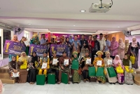 Para pemenang Pertandingan Akhir Sayembara Deklamasi Puisi Kemerdekaan Peringkat Negeri Selangor Tahun 2026 bersama hadiah yang diterima selepas tamat pertandingan. 