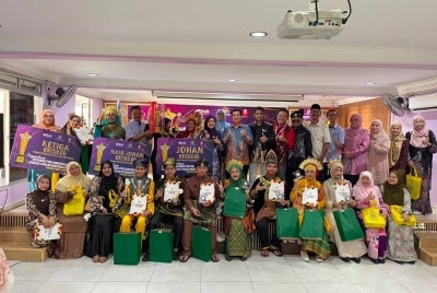 Para pemenang Pertandingan Akhir Sayembara Deklamasi Puisi Kemerdekaan Peringkat Negeri Selangor Tahun 2026 bersama hadiah yang diterima selepas tamat pertandingan. 