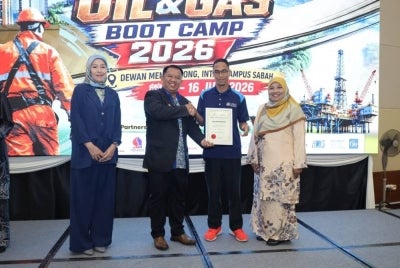 Salah seorang pelajar UMS menerima sijil penyertaan dalam Program Sabah NextGen 2.0 Oil & Gas Boot Camp 2026. 