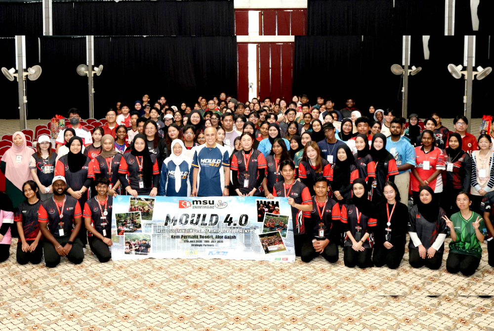 Mohd Shukri (tengah) dan Junainah bergambar kenangan bersama peserta MOULD 4.0 yang berlangsung di Alor Gajah, Melaka baru-baru ini.