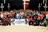 Mohd Shukri (tengah) dan Junainah bergambar kenangan bersama peserta MOULD 4.0 yang berlangsung di Alor Gajah, Melaka baru-baru ini.