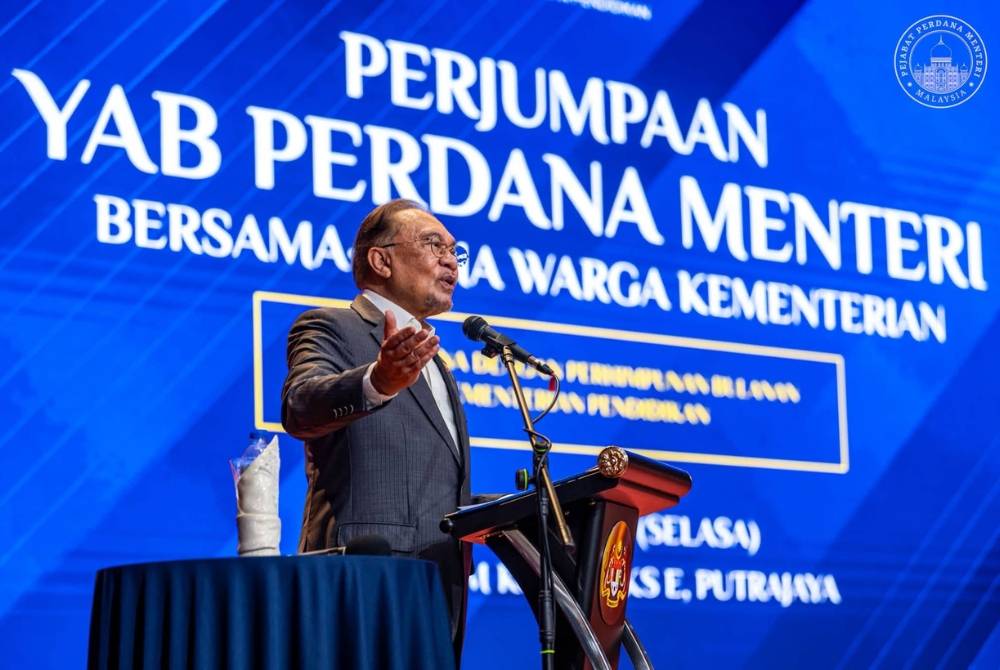 Anwar ketika berucap dalam Majlis Perjumpaan Perdana Menteri Bersama Warga KPM di Putrajaya.