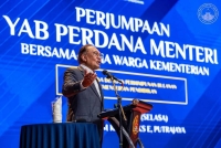 Anwar ketika berucap dalam Majlis Perjumpaan Perdana Menteri Bersama Warga Kementerian Pendidikan di Putrajaya. 