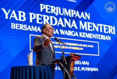 Anwar ketika berucap dalam Majlis Perjumpaan Perdana Menteri Bersama Warga KPM di Putrajaya.