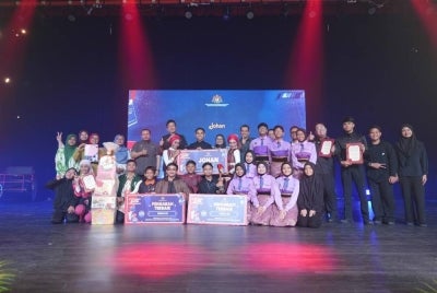 Pasukan SMK Ghaffar Baba meraikan kejayaan selepas muncul juara dan membawa pulang tiga anugerah dalam Pertandingan Sketsa Kepenggunaan Peringkat Zon Selatan Tahun 2026 baru-baru ini.