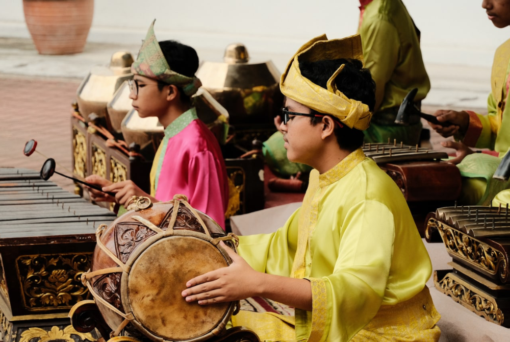 Gong, bonang, saron, kenong, gambang dan gendang masing-masing menghasilkan bunyi tersendiri yang hanya akan kedengaran sempurna apabila dimainkan secara berpasukan.