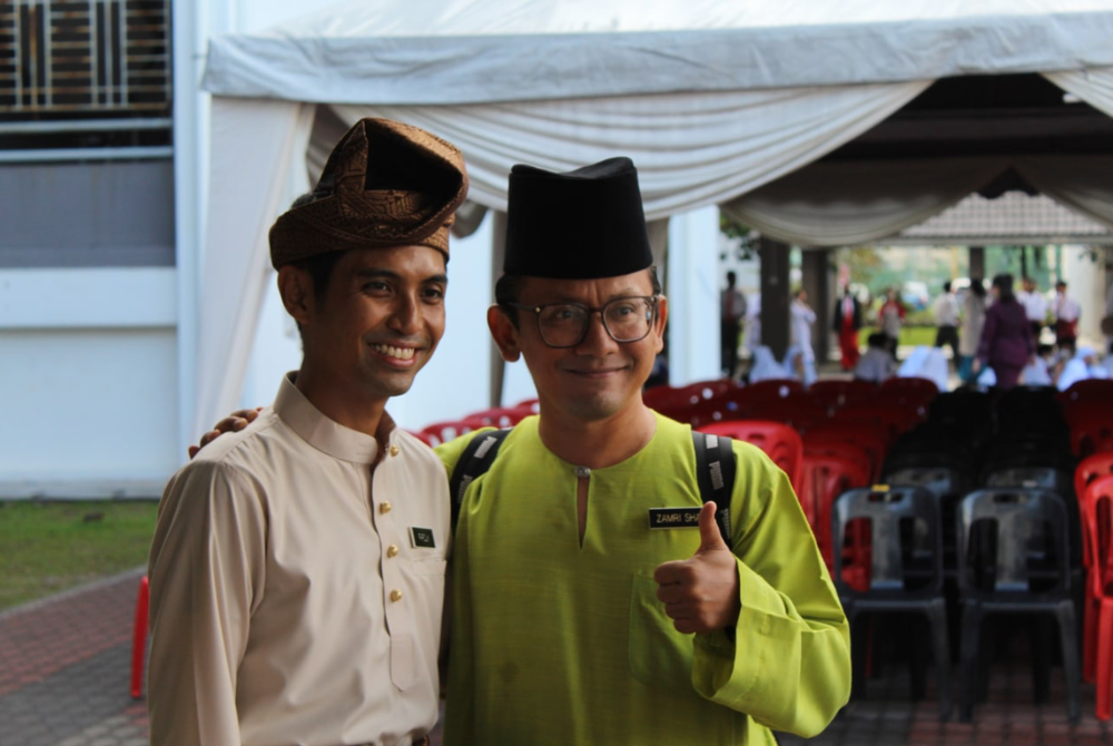 Zamri Shah (kanan) menghadiri salah satu persembahan.
