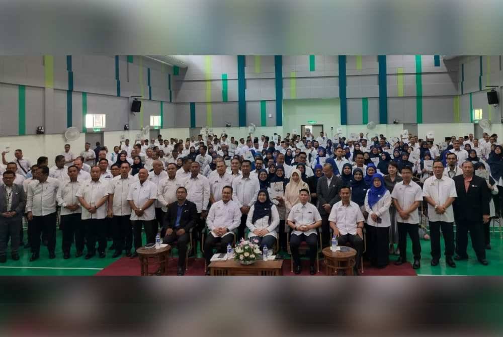 Sebahagian pengetua dan guru besar yang hadir ke Majlis Penyerahan Surat Prakarsa Peningkatan Mutu Sekolah Bawah Reformasi Sekolah sempena Pelaksanaan Rancangan Pendidikan Malaysia 2026-2035 di Dewan Serbaguna JPN Perak di sini pada Isnin.