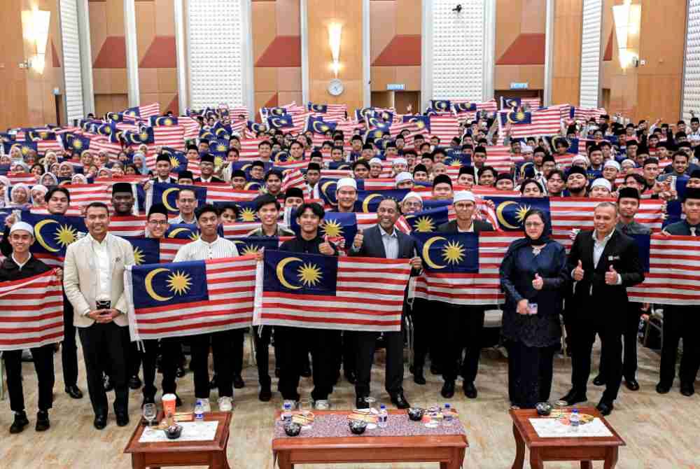 Zambry bergambar kenangan dengan pelajar-pelajar selepas Program Karisma Antarabangsa: Kenegaraan Malaysia Madani 2026 di KPT hari ini. 