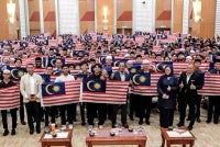 Zambry bergambar kenangan dengan pelajar-pelajar selepas Program Karisma Antarabangsa: Kenegaraan Malaysia Madani 2026 di KPT hari ini. 