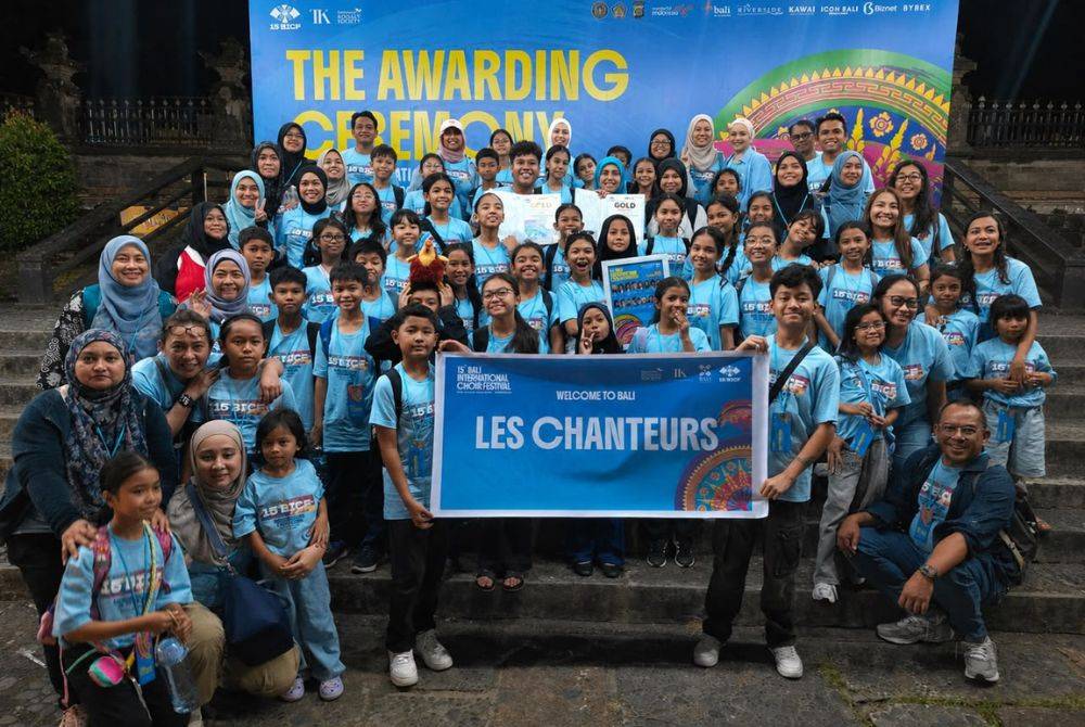 Pasukan Les Chanteurs sebelum beraksi di pentas pertandingan.