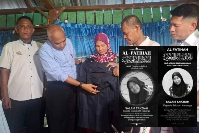 Khairudin (dua dari kiri) melihat sehelai baju uniform Kadet Polis milik Allahyarham Nur Atikah yang kini menjadi pengubat rindu keluarganya. 