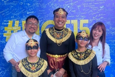 Syed Mohammed Idid (belakang, kiri) dan isteri tidak pernah jemu memberi dorongan serta sokongan padu kepada kedua-dua anak mereka untuk terus melakar kejayaan dalam setiap pertandingan yang diceburi. 