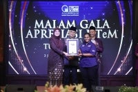 Pemberian sijil pencapaian MBOR oleh wakil MBOR kepada Massila (kiri) baru-baru ini. 