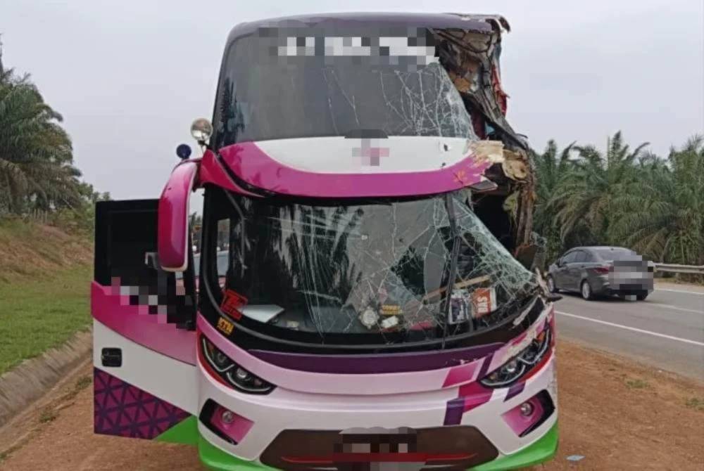 Keadaan bas selepas dirempuh sebuah treler di Jalan Besar Jengka 18 pada Ahad. Foto: Polis Maran.