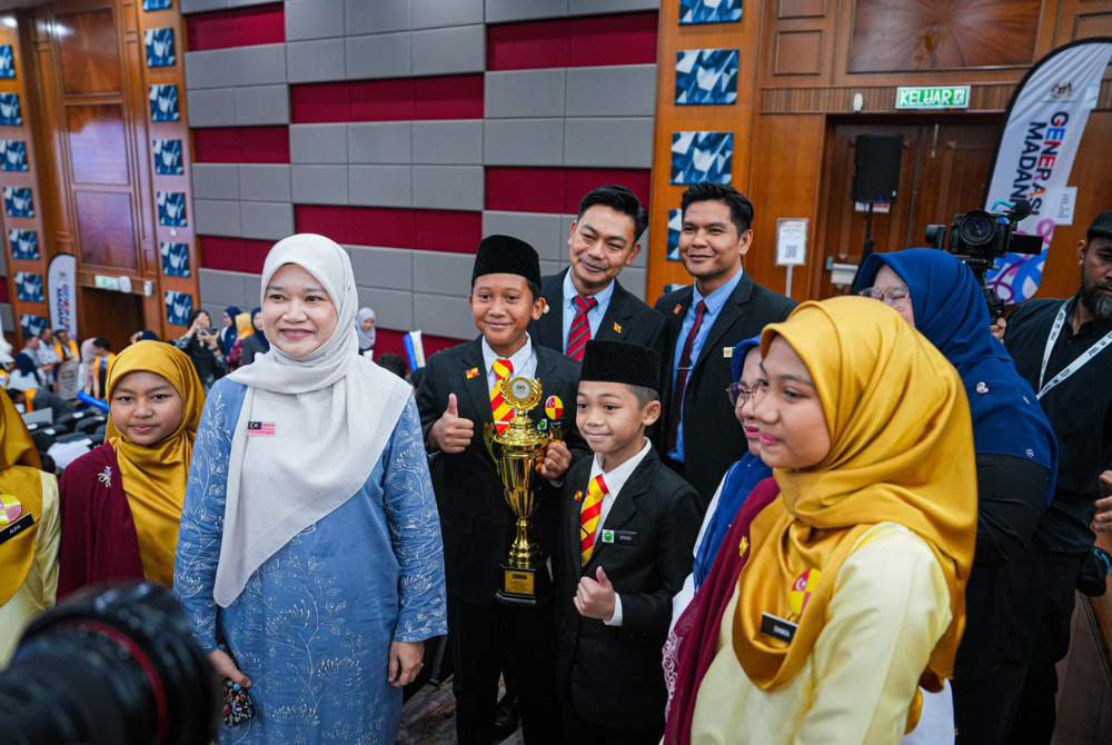 Fadhlina bergambar bersama murid SK Jalan 3 sebagai kenangan.