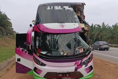 Keadaan bas selepas dirempuh sebuah treler di Jalan Besar Jengka 18 pada Ahad. Foto: Polis Maran. 