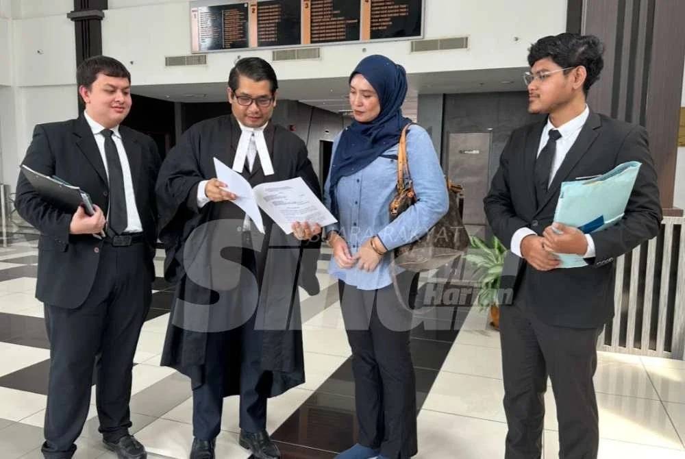 Noor Azleen (dua dari kanan) yang hadir bersama peguam bagi mendengar keputusan kes anaknya ditampar guru. 