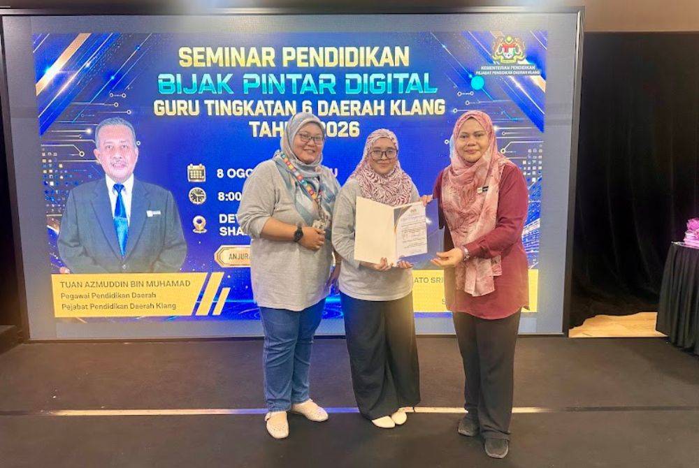 Siti Farihan (tengah) menerima sijil penghargaan sempena Seminar Pendidikan Bijak Pintar Digital Guru Tingkatan 6 Daerah Klang Tahun 2026 yang berlangsung di Karangkraf.