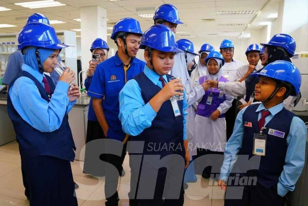 Pelajar turut berpeluang merasai sendiri air bersih yang telah menjalani proses rawatan di makmal.