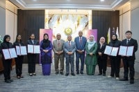 Saarani (tengah) bersama lima penuntut UMPSA yang akan mengikuti pengajian selama setahun di Kazakhstan sekali gus berpeluang memperoleh dua ijazah yang dianugerahkan UMPSA serta KazNARU.
