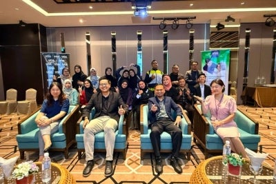 Aqmal (dua dari kiri) berkata, inisiatif tersebut bukan sekadar menyediakan pendidikan secara percuma, malah menjadi usaha bersama dalam mewujudkan mobiliti sosial melalui kemahiran.