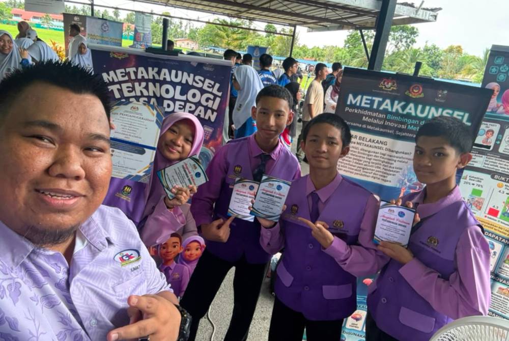 Cikgu Jumat (kiri) bersama empat Young Developer yang berjaya membangunkan inovasi Metakaunsel sehingga merangkul Anugerah Platinum dalam KERINOV 2026.