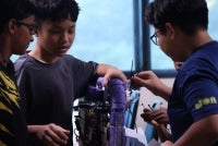 Ahmad Haikal (dua dari kiri) bersama ahli pasukan CT030613 tekun mengendalikan robot BB001927 ketika menyertai Kejohanan World Robot Challenge ke-23, sekali gus membuktikan kesungguhan mereka dalam mengharumkan nama Malaysia di pentas antarabangsa.