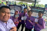 Cikgu Jumat (kiri) bersama empat Young Developer yang berjaya membangunkan inovasi Metakaunsel sehingga merangkul Anugerah Platinum dalam KERINOV 2026. 